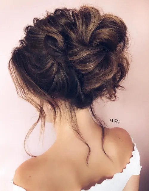 Stylish and glamorous prom look for thick and heavy long hair Elegant prom hairstyles for long thick heavy hair featuring voluminous curls