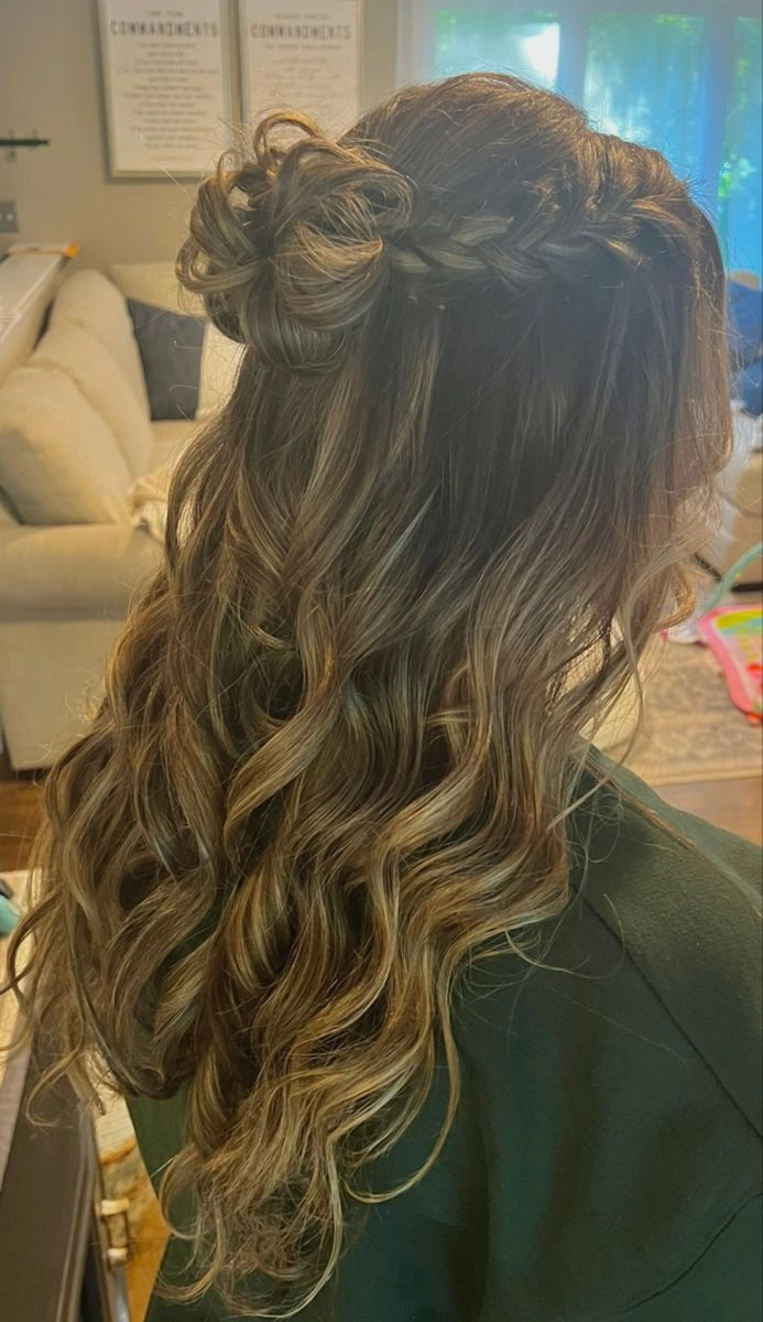 Chic hairstyle inspiration for senior prom looks at high school graduation Elegant senior prom hairstyle featuring soft curls for high school graduates