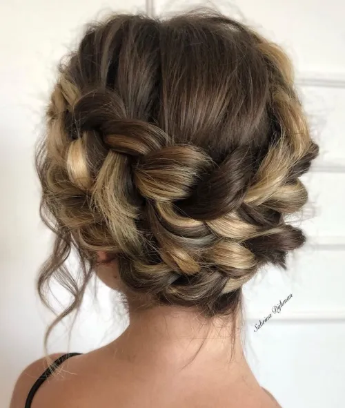 Beautiful prom hairstyle idea number 11 for senior celebrations Elegant senior prom hairstyle featuring soft curls for high school graduates