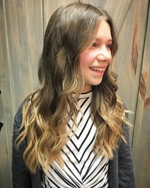 Beautiful prom hairstyle inspiration for sweet sixteen celebrations image 12 Elegant sweet sixteen formal hairstyle with delicate curls and floral accessories