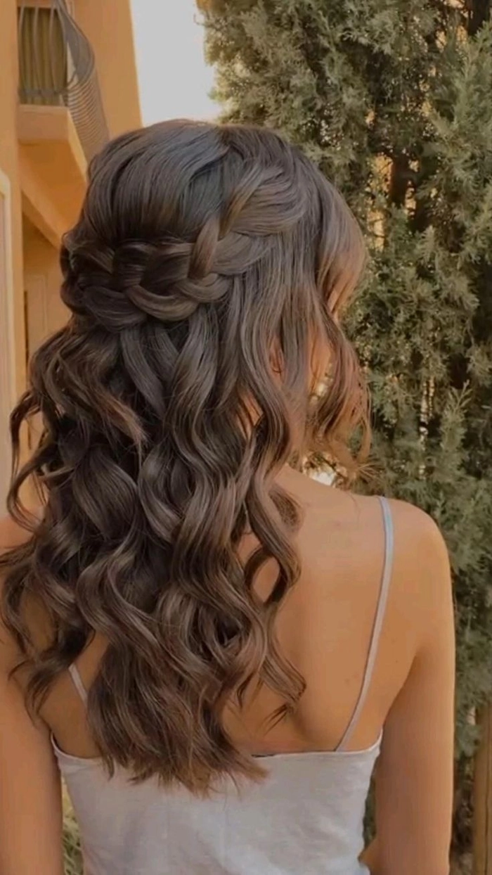 Classy prom hairstyle idea for high school seniors celebrating graduation Elegant senior prom hairstyle with soft curls and floral accents for high school graduates