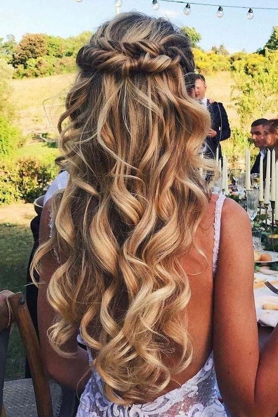 Windproof half-up prom hairstyle with twisted details for outdoor events
