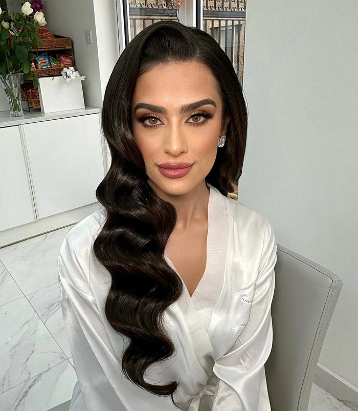 Classic Hollywood waves bridal look for timeless wedding elegance and charm Bridal hairstyle featuring classic Hollywood waves with elegant vintage glamour