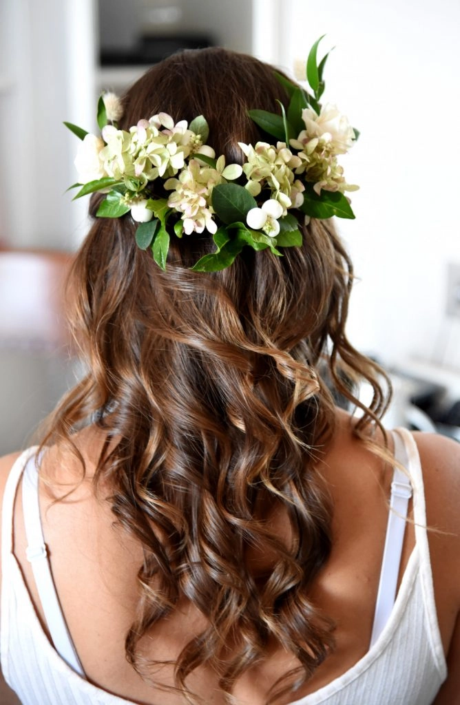 Elegant wedding hairstyle featuring fresh blooms and intricate braids Bridal hairstyle adorned with fresh flowers for a romantic wedding look