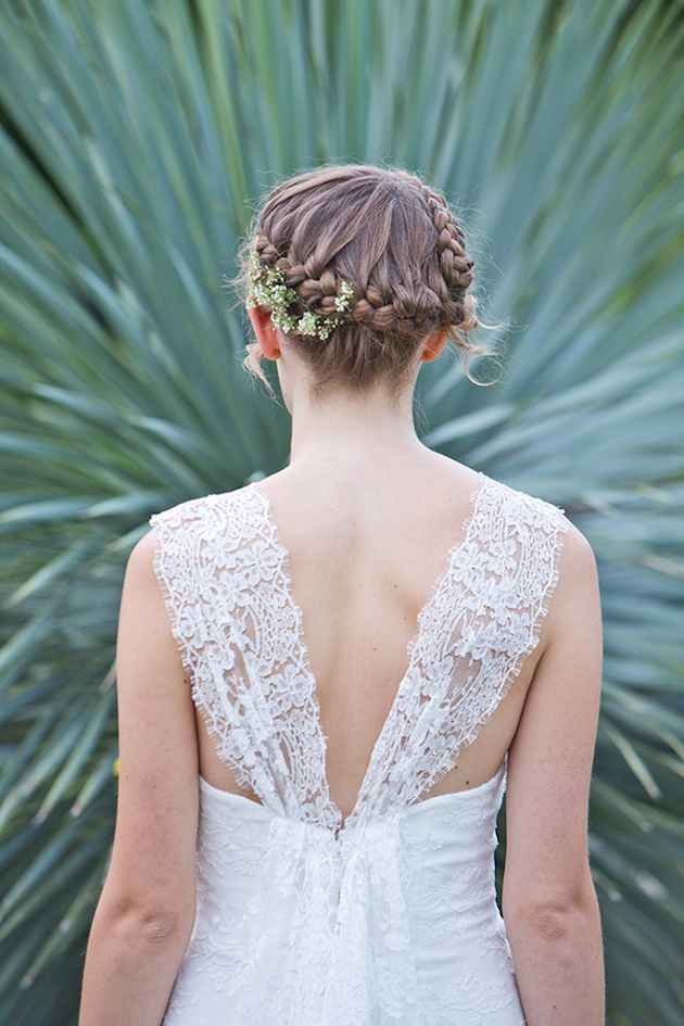 Elegant wedding hairstyle featuring fresh floral accents for brides Bridal hairstyle adorned with fresh flowers for a romantic wedding look
