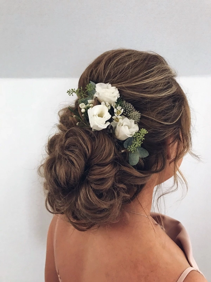 Stunning Bridal Hair Ideas Featuring Fresh Flowers for Your
