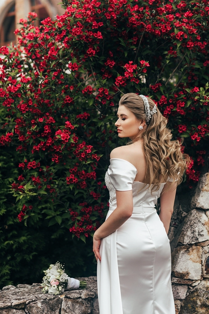 Classic Hollywood waves bridal look hairstyle perfect for weddings and special occasions Bridal hairstyle featuring classic Hollywood waves for an elegant wedding look