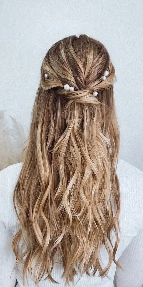 Elegant relaxed beachy waves bridal hair look for a romantic celebration Bridal hairstyle featuring soft, relaxed beachy waves perfect for a wedding day