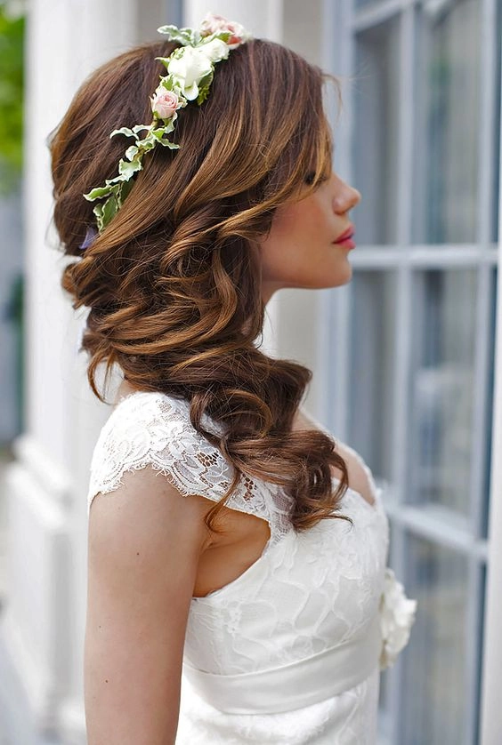 Romantic side swept curly hairstyle perfect for weddings and bridal looks Bride with elegant wedding hair side swept curls styled for a special day