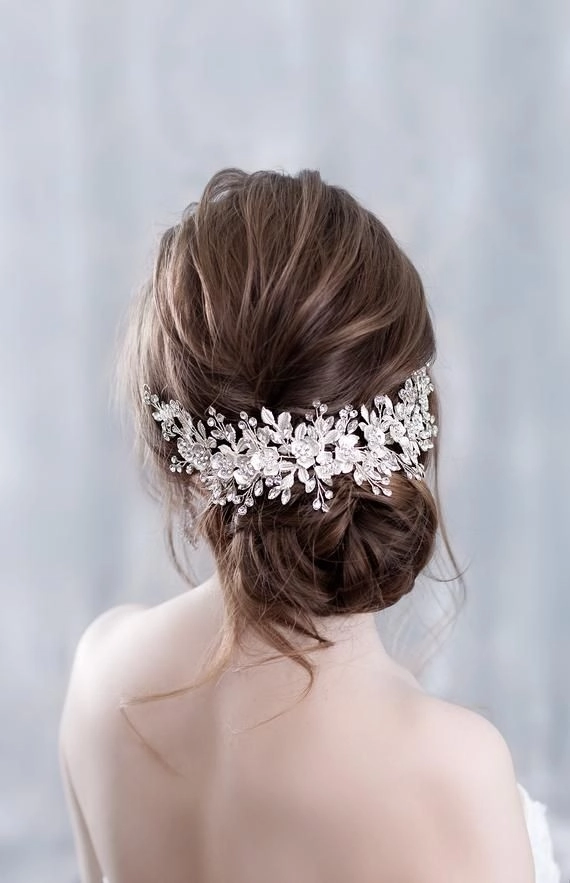 Elegant bridal hair with delicate hairpieces for a sophisticated wedding look