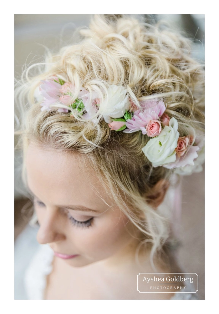 Stunning wedding hairstyle featuring fresh blooms for the bride's special day Elegant bridal hair adorned with fresh flowers for a romantic wedding look