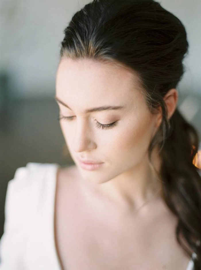 Sophisticated minimalist bridal hairstyle perfect for modern weddings Elegant minimalist bridal hair with soft waves and delicate accessories