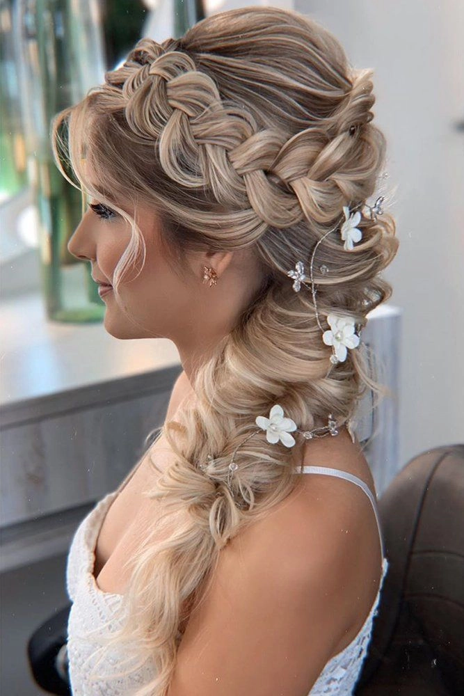 Elegant Bridal Hair Styles Featuring a Chic Side Braid