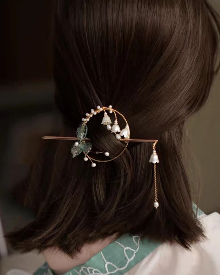 Elegant Chinese wedding hairstyle featuring decorative hair sticks