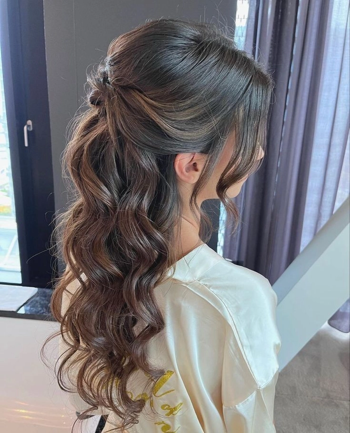 Stunning bridal hair inspiration featuring medium length curls for weddings Elegant medium length curly bridal hair looks with delicate accessories