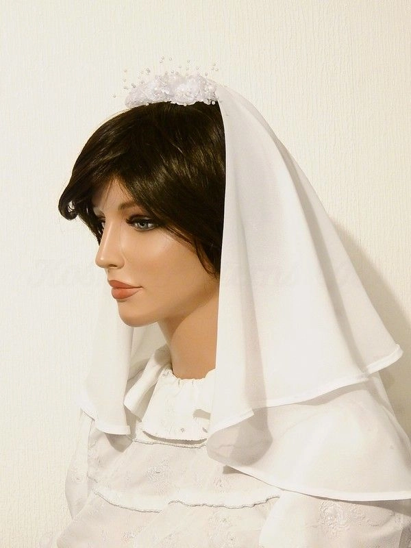 Elegant Jewish wedding hair styled with a delicate veil for a traditional look
