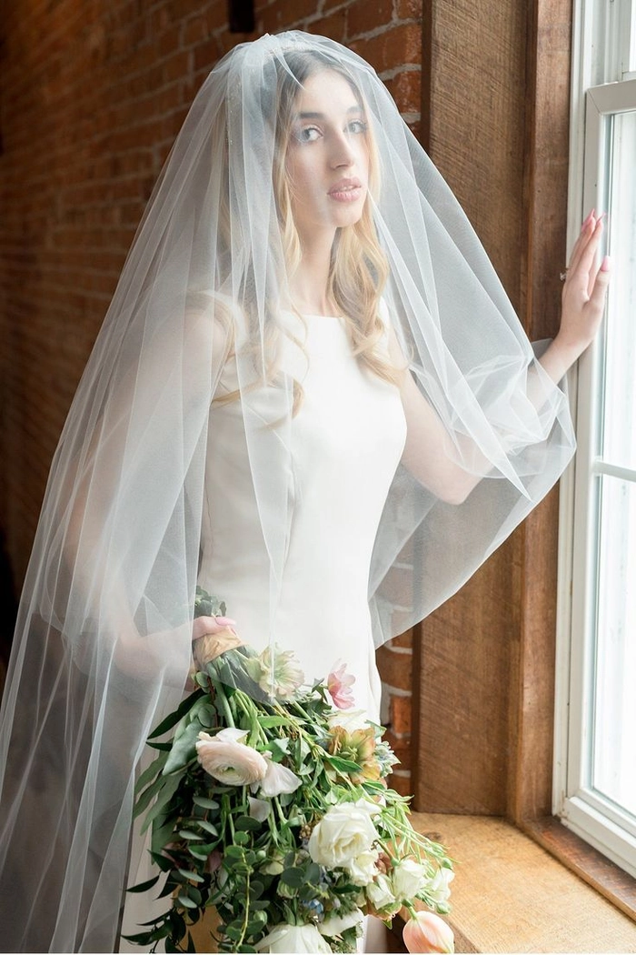 Elegant Jewish wedding hairstyle featuring a delicate veil