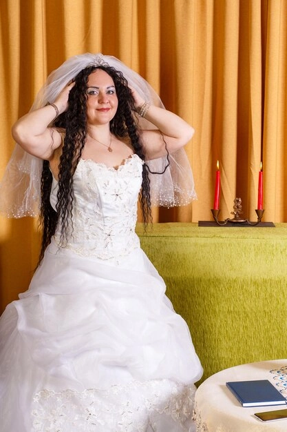 Elegant Jewish wedding hairstyle featuring a delicate veil