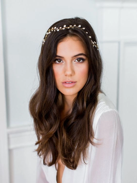 Soft and sophisticated s minimalist bridal hair for a timeless bride Elegant s minimalist bridal hair styled for a modern wedding look