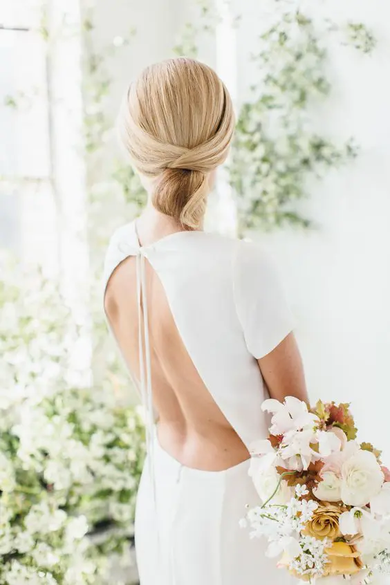 Simple and chic minimalist bridal hair for a timeless wedding look Elegant minimalist bridal hair styled with soft waves and subtle accessories