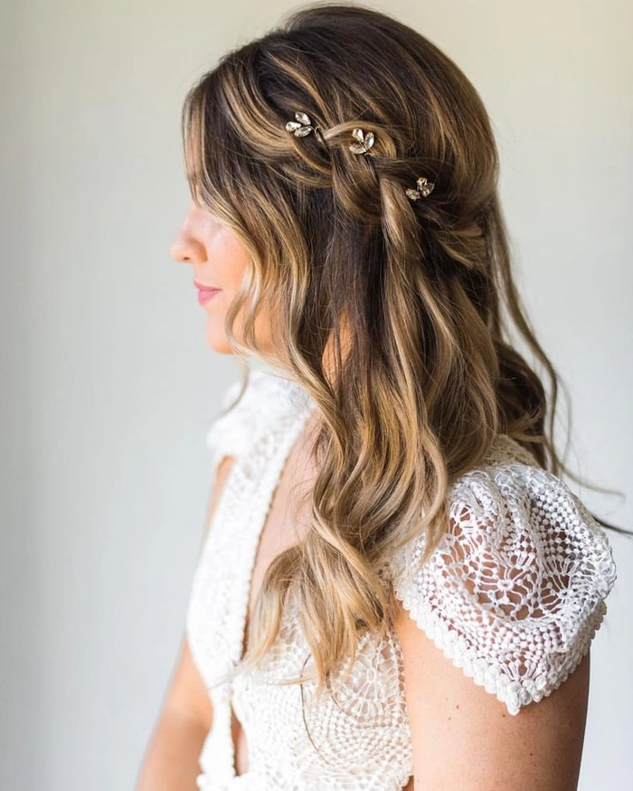 Sophisticated minimalist bridal hairstyle perfect for weddings Elegant minimalist bridal hair with soft waves and delicate accessories