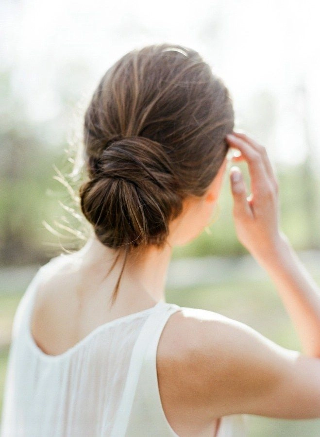 Stylish wedding hairstyle featuring s minimalist bridal hair for a timeless look Elegant s minimalist bridal hair styled with soft waves and delicate accessories
