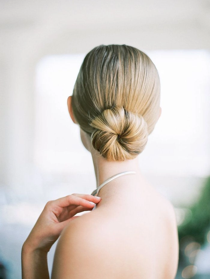Chic and simple bridal bun perfect for a contemporary wedding look Elegant modern minimalist bridal bun with sleek styling for wedding day