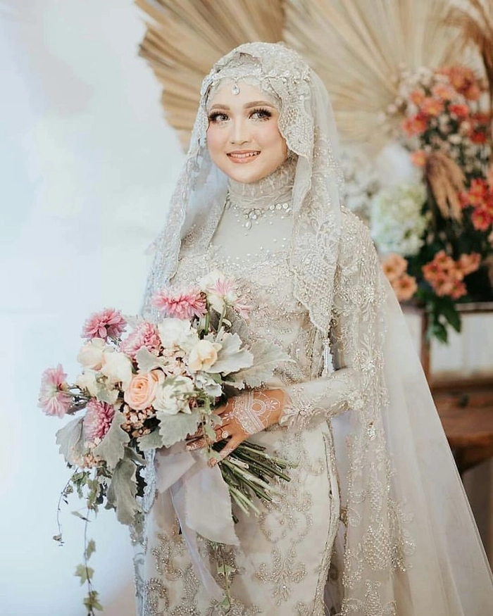 Elegant Muslim bridal hair styled beautifully with a white hijab for a wedding day