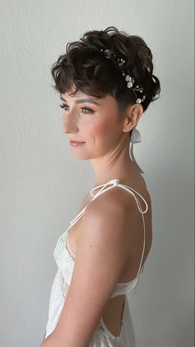 Stylish pixie cut wedding hair accessories for a bridal look Elegant pixie cut adorned with delicate wedding hair accessories