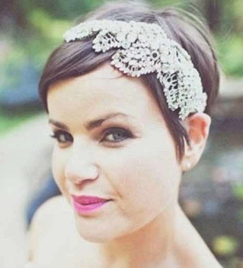 Chic wedding hairstyle with pixie cut and stylish hair accessories for brides Elegant pixie cut wedding hair accessories featuring delicate floral designs