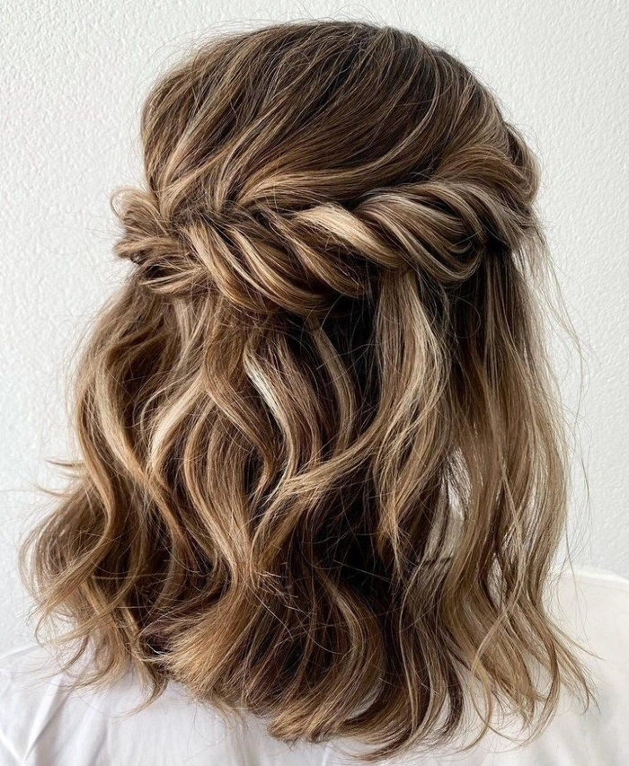 Trendy and chic short hairdo perfect for wedding guests looking for stylish inspiration Elegant wedding guest hairstyle for short hair featuring soft curls and delicate accessories