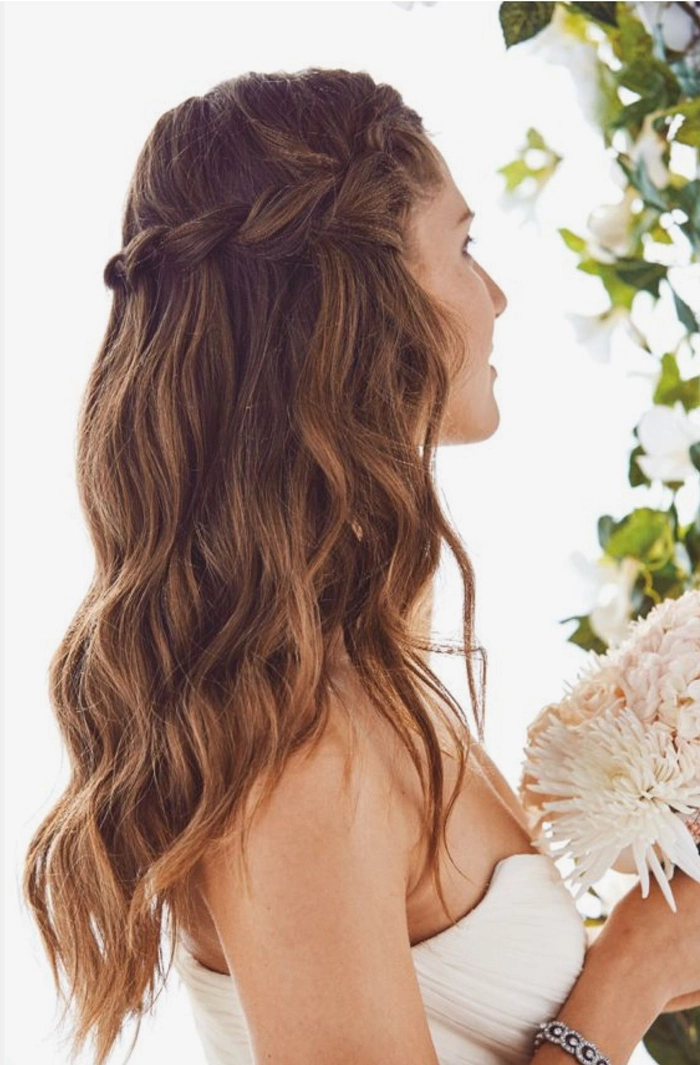 Beautiful hairstyle ideas for summer wedding guests to inspire your look Elegant summer wedding guest hair with soft curls and floral accessories