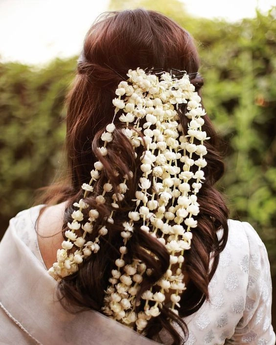 Elegant wedding hairstyle featuring a beautiful gajra in traditional Indian bridal hair Traditional Indian bridal hairstyle adorned with white gajra flowers for a classic wedding look