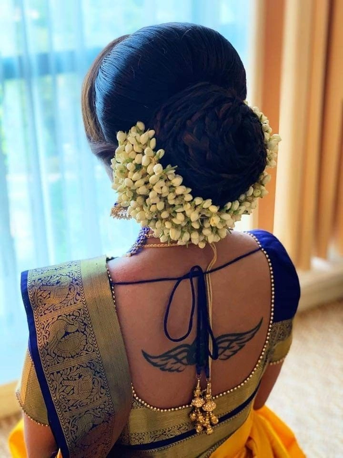 Elegant wedding hairstyle featuring gajra for a classic Indian bride Traditional Indian bridal hairstyle adorned with white jasmine gajra flowers
