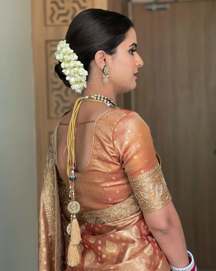 Elegant wedding hairstyle featuring a classic gajra for Indian brides Traditional Indian bridal hairstyle adorned with white jasmine gajra flowers
