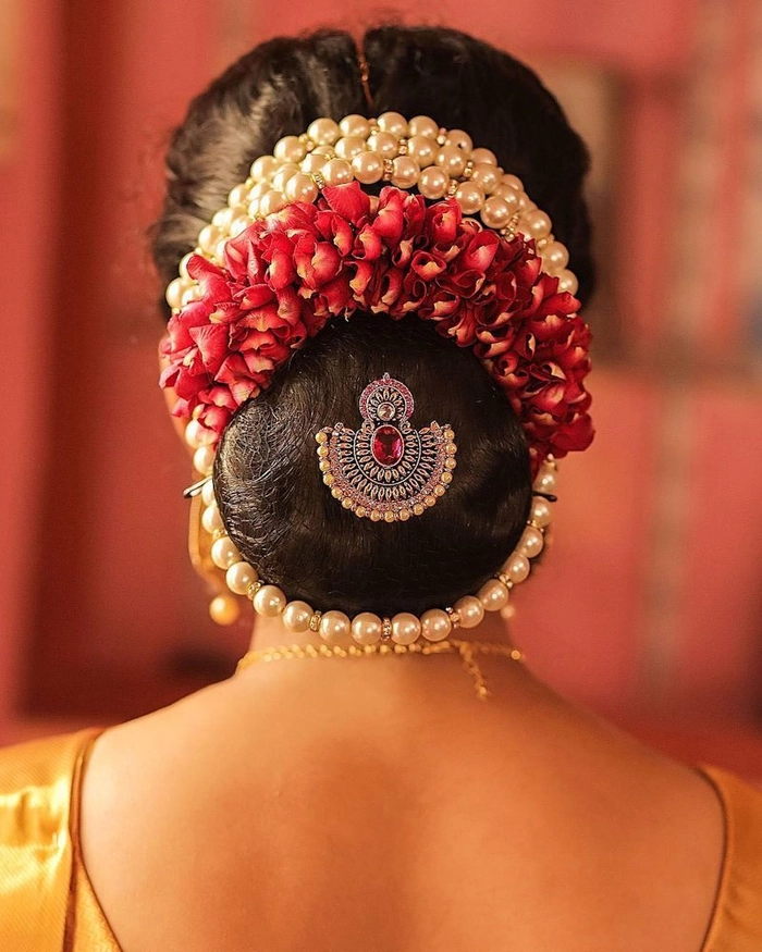 Elegant wedding hairstyle featuring a classic gajra for Indian brides Traditional Indian bridal hairstyle adorned with white jasmine gajra flowers