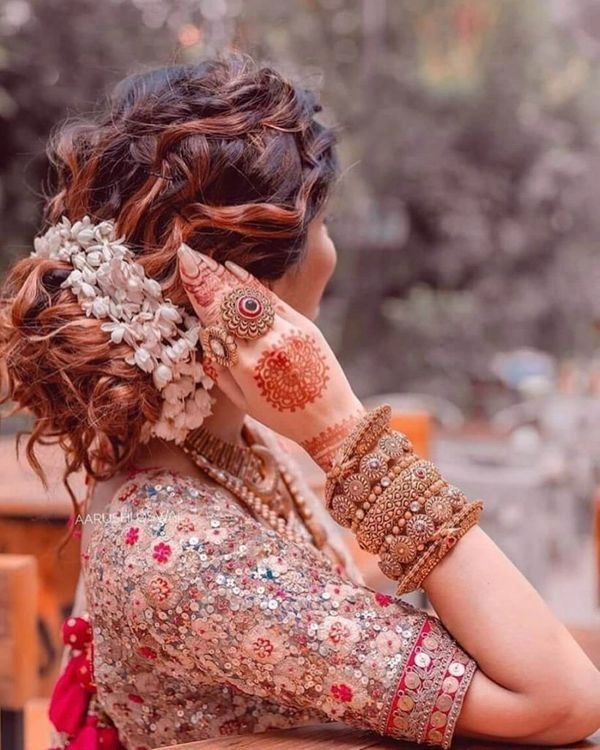 Elegant wedding hairstyle featuring classic gajra in a traditional bridal look Traditional Indian bridal hairstyle adorned with fresh jasmine gajra flowers