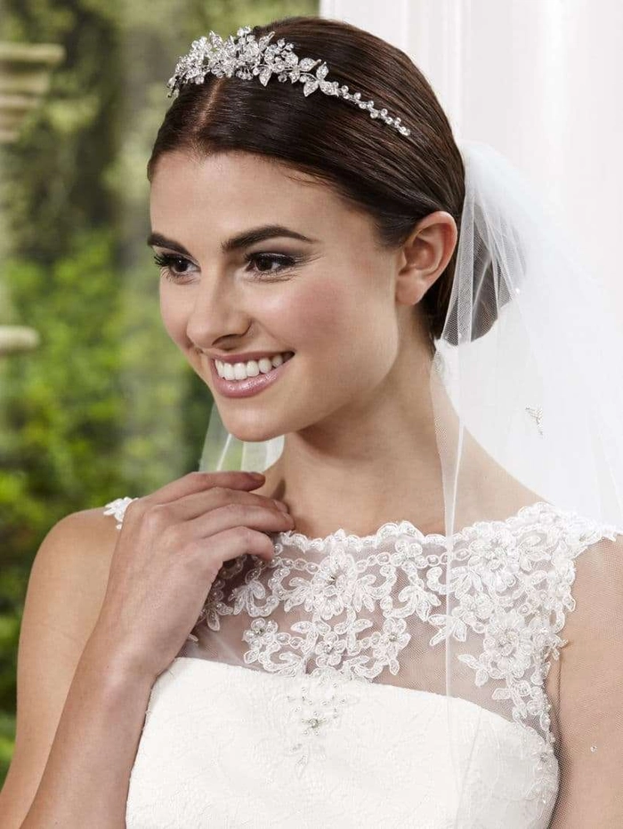 Jewish bride showcasing elegant wedding hair styled with a traditional veil