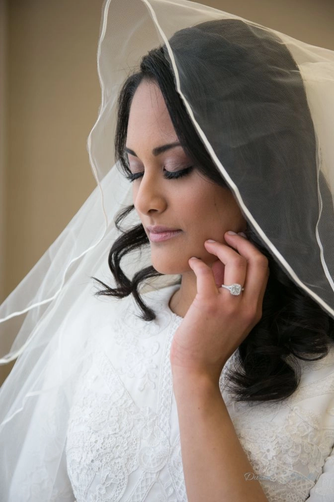 Jewish bride showcasing an elegant wedding hair with veil style