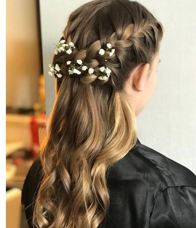 Elegant and easy junior bridesmaid hairstyle inspiration for weddings Junior bridesmaid with a simple braided hairstyle for a wedding