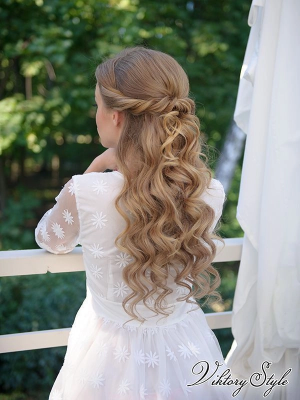 Elegant and easy junior bridesmaid hairstyle perfect for weddings Junior bridesmaid with simple braided hairstyle for a wedding
