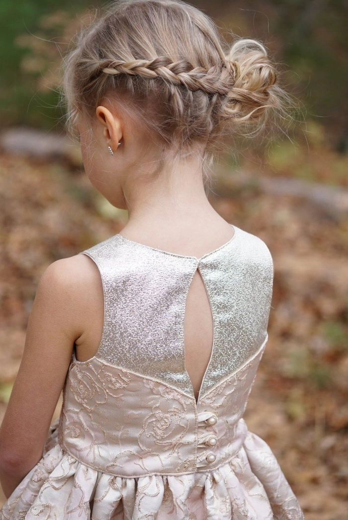 Elegant and easy junior bridesmaid hairstyle idea for special occasions Junior bridesmaid with a simple braided hairstyle for a wedding