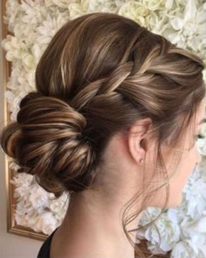 Elegant and easy junior bridesmaid hairstyle for special occasions Junior bridesmaid with a simple braided hairstyle for a wedding day