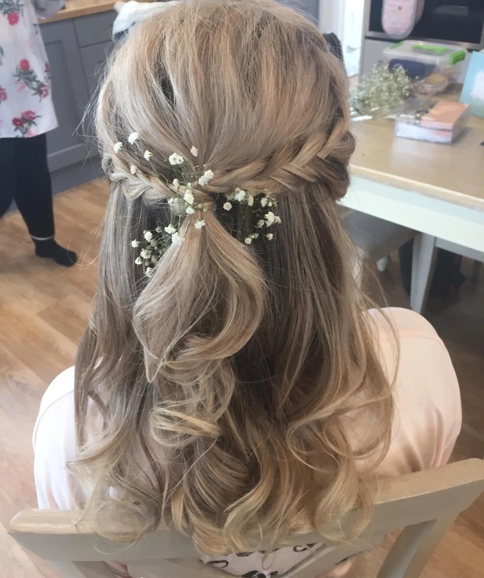 Elegant and easy junior bridesmaid hairstyle idea for weddings Junior bridesmaid with a simple braided hairstyle for a wedding day
