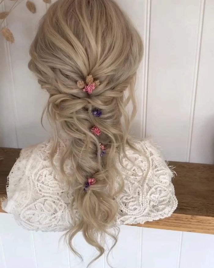 Beautiful and easy wedding hairstyles for junior bridesmaids Junior bridesmaid with a simple elegant hairstyle for a wedding