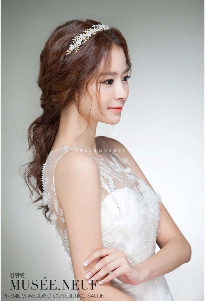 Korean bride showcasing traditional wedding hair adorned with intricate hairpieces