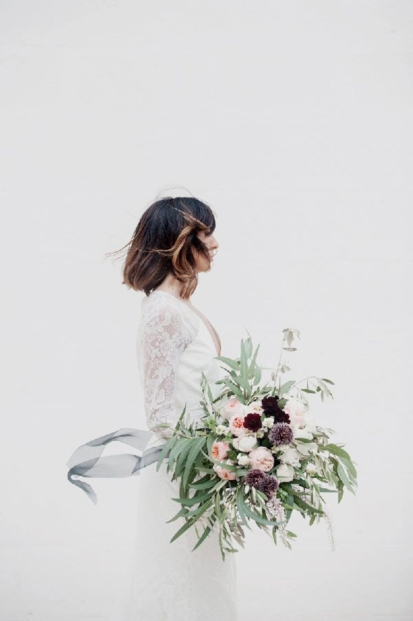 Sophisticated and simple minimalist bridal hair for a timeless wedding hairstyle Elegant minimalist bridal hair styling for a modern wedding look