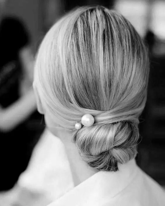 Soft and Simple Look for a Minimalist Bridal Hair Style Elegant minimalist bridal hair styled with soft waves and delicate accessories