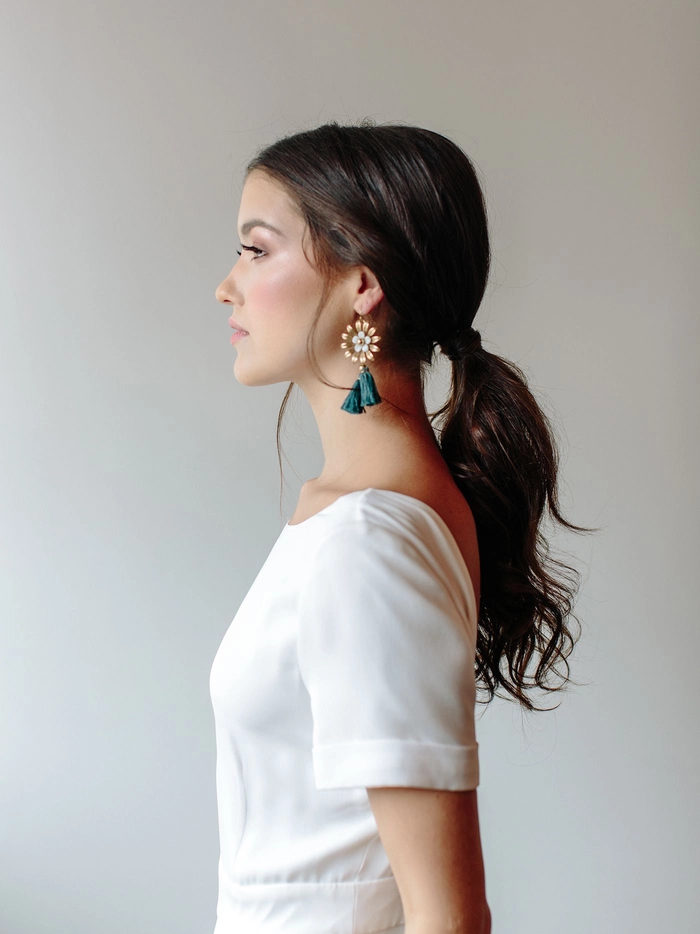 Minimalist bridal hairstyle perfect for a modern wedding look Elegant minimalist bridal hair styled with delicate twists and soft waves