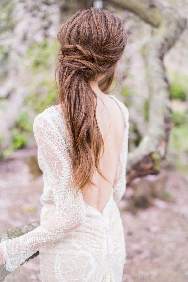 Minimalist bridal hairstyle perfect for a modern wedding look Elegant minimalist bridal hair styled with soft waves and delicate accessories